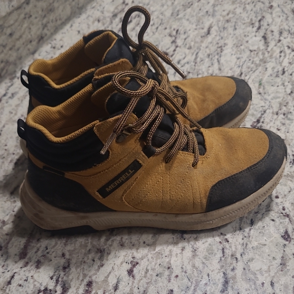 Merrell Men's Tan and Black Hiking Shoes